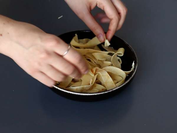 Naleśnikowe tagliatelle z czekoladą i orzeszkami ziemnymi! - Przygotowanie krok 6