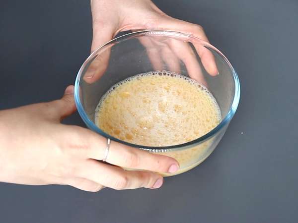 Chińskie jajka na parze: chiński przepis na jedwabiste jajka na parze z zaledwie dwóch składników! - Przygotowanie krok 1