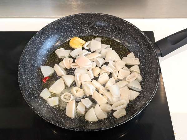 Makaron z mrożonymi kalmarami i pomidorkami koktajlowymi: prosty i smaczny przepis - Przygotowanie krok 2