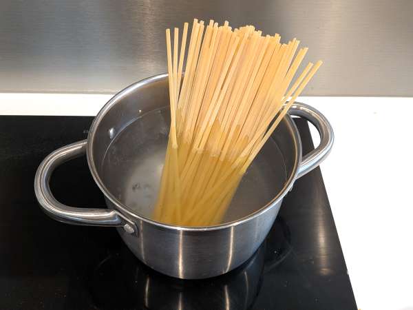 Makaron z mrożonymi kalmarami i pomidorkami koktajlowymi: prosty i smaczny przepis - Przygotowanie krok 5