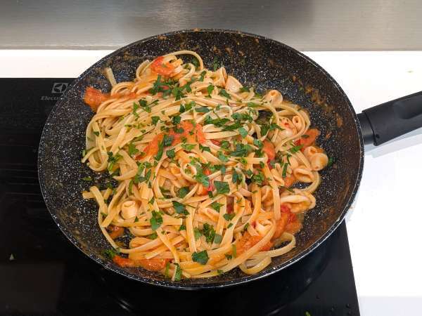 Makaron z mrożonymi kalmarami i pomidorkami koktajlowymi: prosty i smaczny przepis - Przygotowanie krok 6