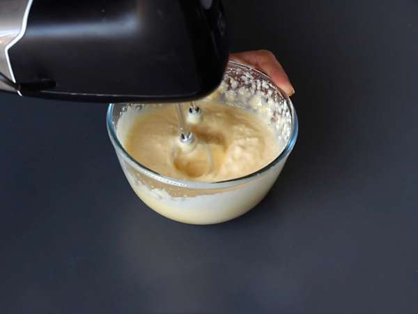 Jagodowe ciasto z kruszonką: ciasto, które łączy w sobie kremówkę, miękkość i chrupkość! - Przygotowanie krok 4