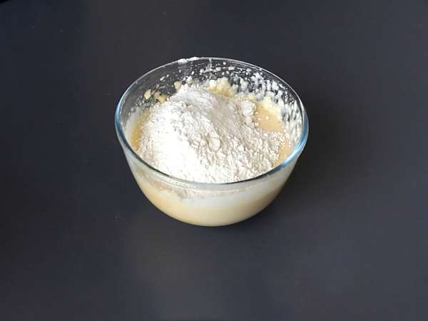 Jagodowe ciasto z kruszonką: ciasto, które łączy w sobie kremówkę, miękkość i chrupkość! - Przygotowanie krok 5