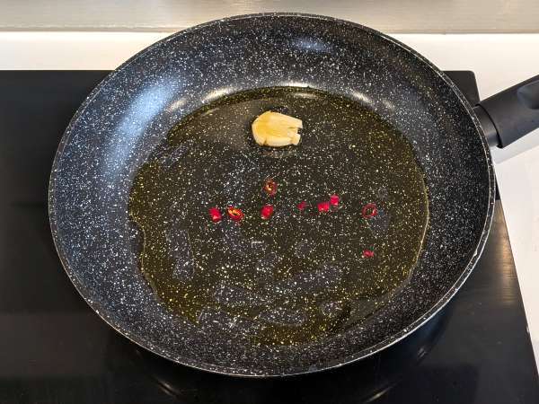 Sos z kalmarów: idealna przyprawa do makaronu - Przygotowanie krok 3