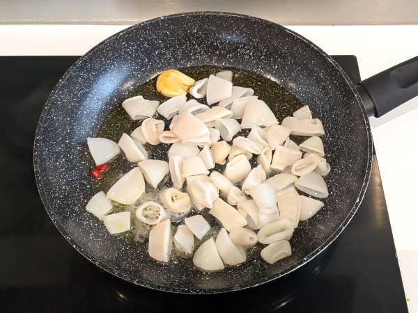 Sos z kalmarów: idealna przyprawa do makaronu - Przygotowanie krok 4