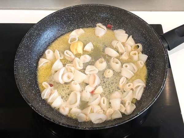 Sos z kalmarów: idealna przyprawa do makaronu - Przygotowanie krok 5