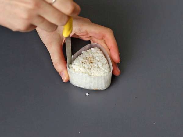 Onigiri z żółtkami jaj zakonserwowanymi w sosie sojowym - Przygotowanie krok 7