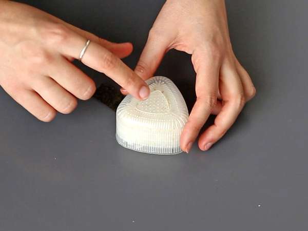 Onigiri z żółtkami jaj zakonserwowanymi w sosie sojowym - Przygotowanie krok 8