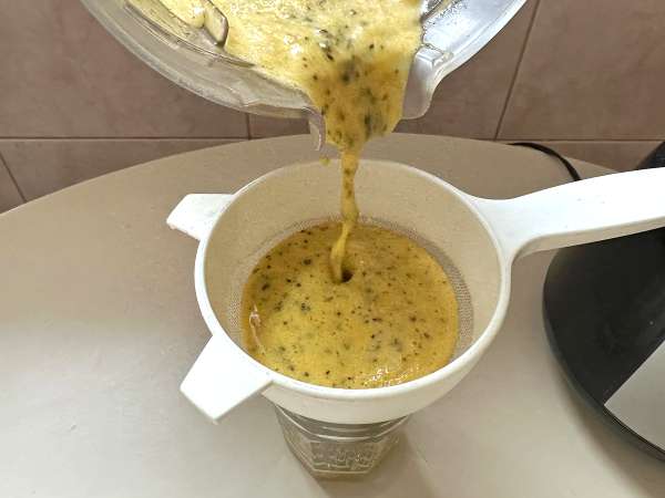 Caipirinha de maracujá batida: bardziej kremowa i orzeźwiająca wersja brazylijskiego klasyka. - Przygotowanie krok 2