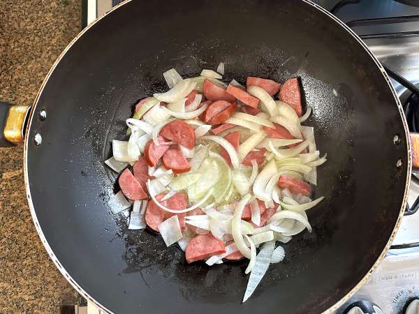 Złota farofa pepperoni z jajkiem i marchewką - Przygotowanie krok 1