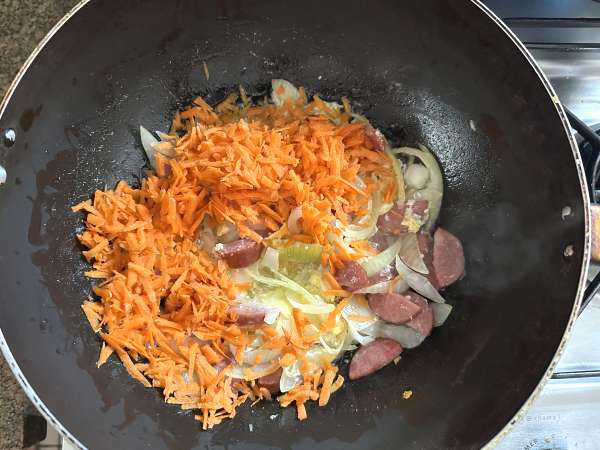 Złota farofa pepperoni z jajkiem i marchewką - Przygotowanie krok 2