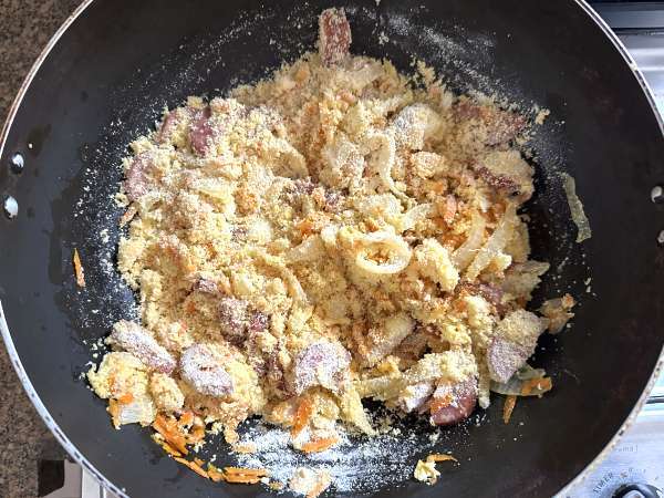 Złota farofa pepperoni z jajkiem i marchewką - Przygotowanie krok 3