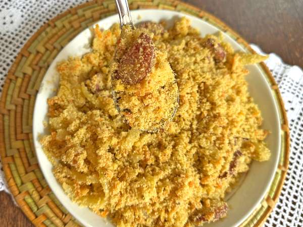 Złota farofa pepperoni z jajkiem i marchewką - Przygotowanie krok 4