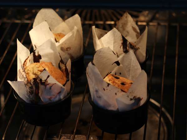 Wyśmienite babeczki z bananami i kawałkami czekolady - Przygotowanie krok 10