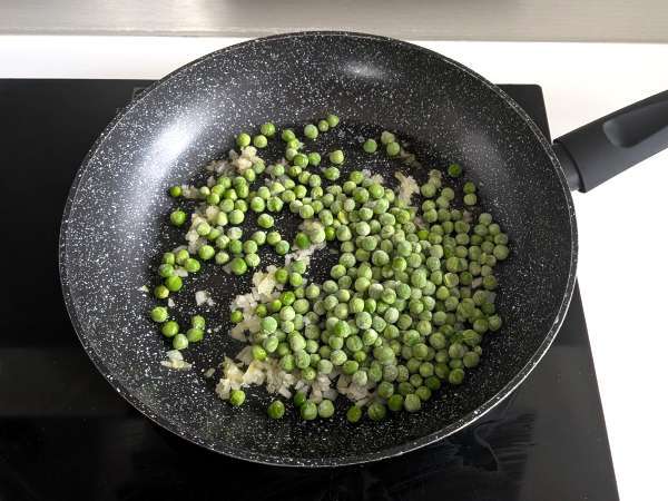 Kremowy zapiekany makaron z groszkiem i szynką au gratin - Przygotowanie krok 4