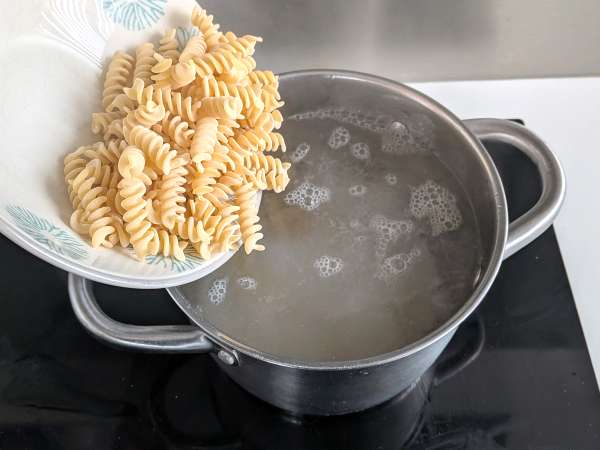 Kremowy zapiekany makaron z groszkiem i szynką au gratin - Przygotowanie krok 7