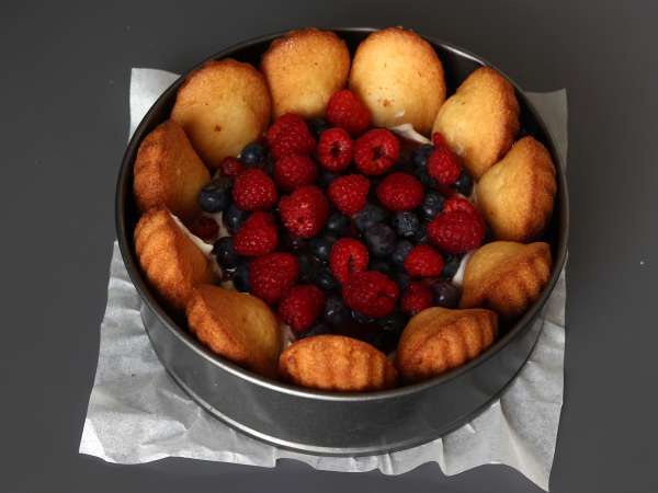 Charlotte z czerwonych owoców z madeleines - Przygotowanie krok 6