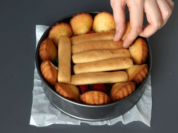 Charlotte z czerwonych owoców z madeleines - Przygotowanie krok 7