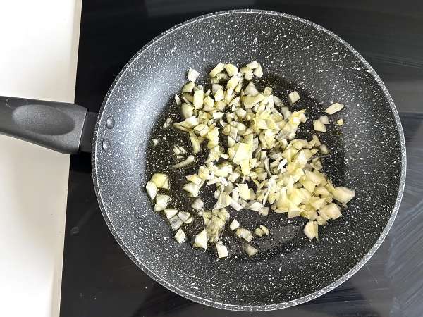 Ciasto sardynkowe: prosty, wilgotny i smaczny przepis - Przygotowanie krok 1