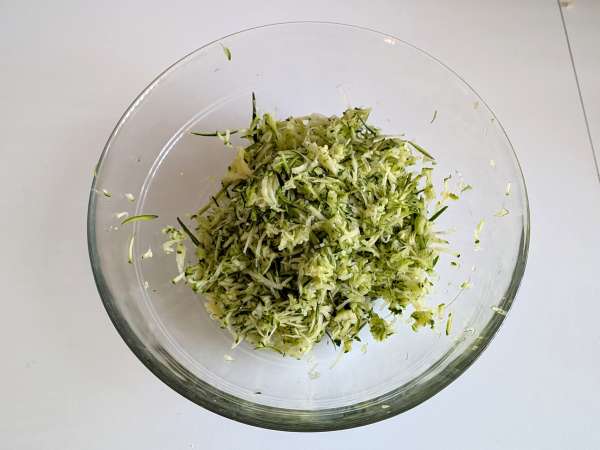 Conchiglioni nadziewane ricottą, cukinią i cytryną: kremowe i zapiekane w piekarniku - Przygotowanie krok 1