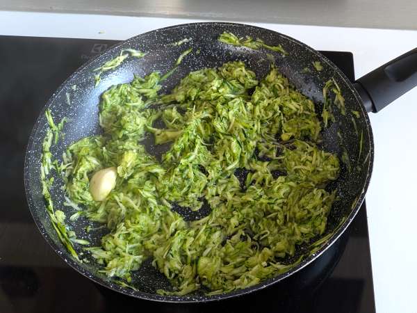 Conchiglioni nadziewane ricottą, cukinią i cytryną: kremowe i zapiekane w piekarniku - Przygotowanie krok 2