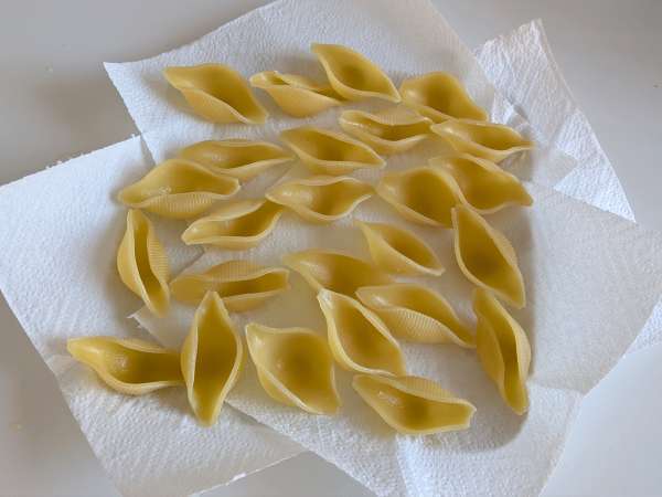 Conchiglioni nadziewane ricottą, cukinią i cytryną: kremowe i zapiekane w piekarniku - Przygotowanie krok 3