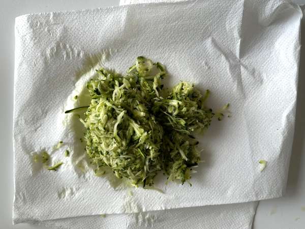 Bardzo wilgotne ciasto z pistacjami, limonką i cukinią - Przygotowanie krok 1