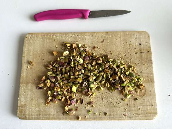 Bardzo wilgotne ciasto z pistacjami, limonką i cukinią - Przygotowanie krok 2