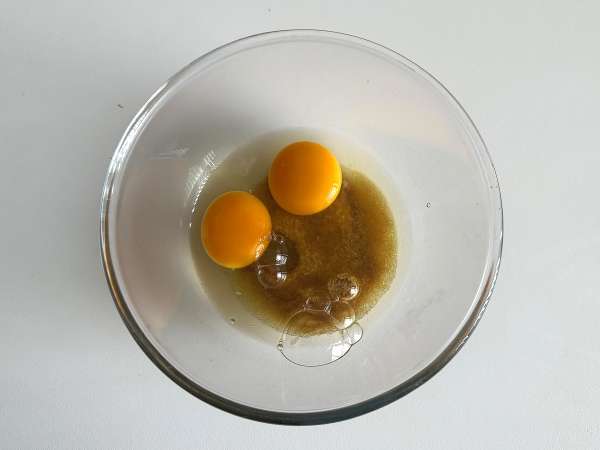 Bardzo wilgotne ciasto z pistacjami, limonką i cukinią - Przygotowanie krok 3