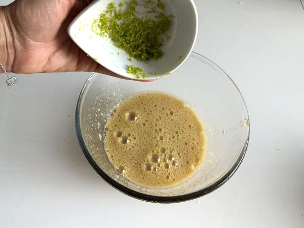 Bardzo wilgotne ciasto z pistacjami, limonką i cukinią - Przygotowanie krok 4