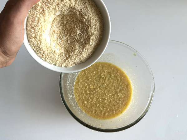 Bardzo wilgotne ciasto z pistacjami, limonką i cukinią - Przygotowanie krok 5