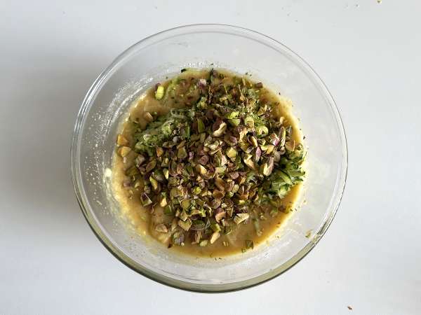 Bardzo wilgotne ciasto z pistacjami, limonką i cukinią - Przygotowanie krok 6