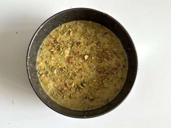 Bardzo wilgotne ciasto z pistacjami, limonką i cukinią - Przygotowanie krok 7