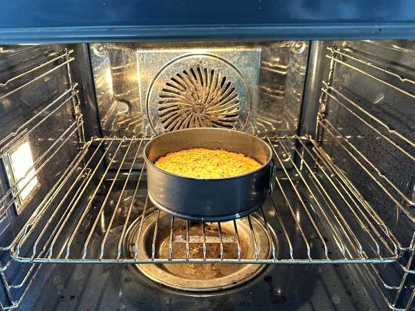 Bardzo wilgotne ciasto z pistacjami, limonką i cukinią - Przygotowanie krok 8