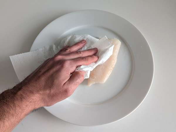 Dorsz smażony na powietrzu z pomidorkami koktajlowymi, oliwkami i cytryną: lekki i szybki przepis - Przygotowanie krok 1