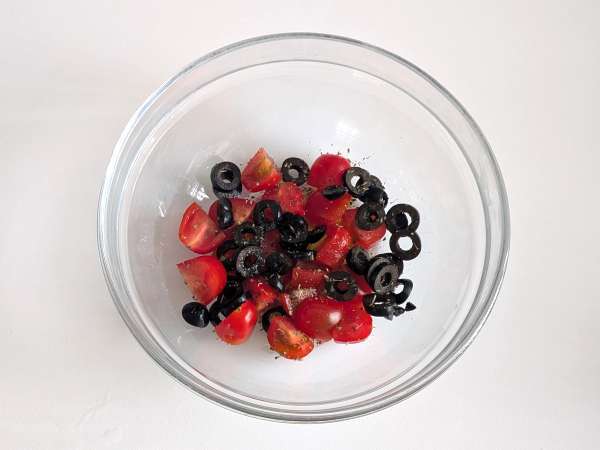 Dorsz smażony na powietrzu z pomidorkami koktajlowymi, oliwkami i cytryną: lekki i szybki przepis - Przygotowanie krok 2