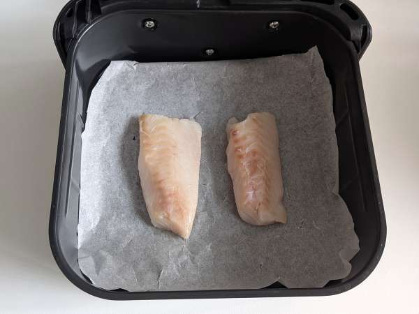 Dorsz smażony na powietrzu z pomidorkami koktajlowymi, oliwkami i cytryną: lekki i szybki przepis - Przygotowanie krok 3