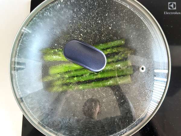 Tartinki ze szparagami, cytryną i bazyliową ricottą - Przygotowanie krok 2