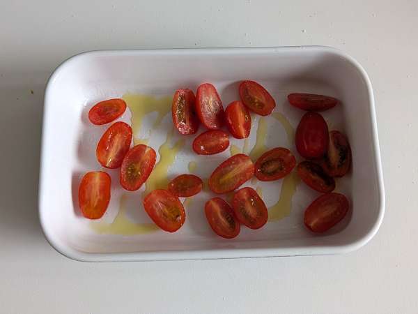 Kosze pieczywa z mozzarellą, pomidorkami koktajlowymi i czarnymi oliwkami - Przygotowanie krok 1