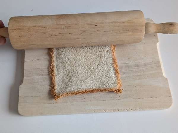 Kosze pieczywa z mozzarellą, pomidorkami koktajlowymi i czarnymi oliwkami - Przygotowanie krok 2