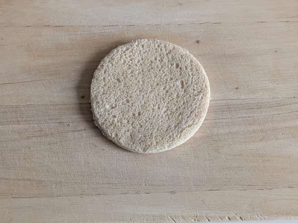 Kosze pieczywa z mozzarellą, pomidorkami koktajlowymi i czarnymi oliwkami - Przygotowanie krok 3