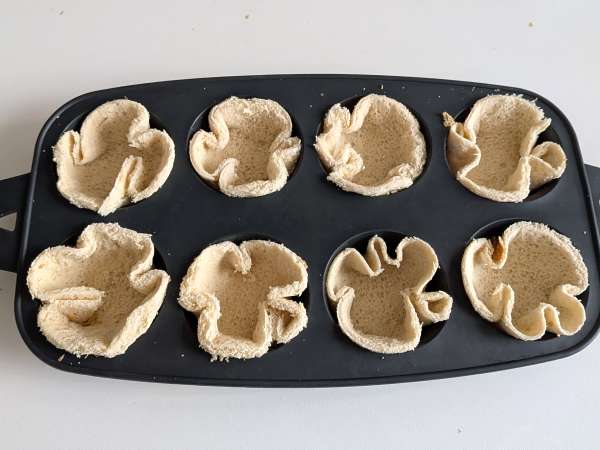 Kosze pieczywa z mozzarellą, pomidorkami koktajlowymi i czarnymi oliwkami - Przygotowanie krok 4