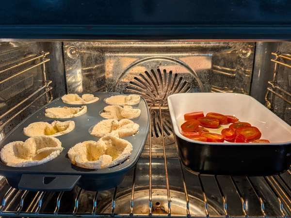 Kosze pieczywa z mozzarellą, pomidorkami koktajlowymi i czarnymi oliwkami - Przygotowanie krok 5