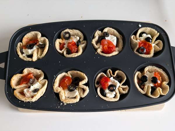 Kosze pieczywa z mozzarellą, pomidorkami koktajlowymi i czarnymi oliwkami - Przygotowanie krok 6