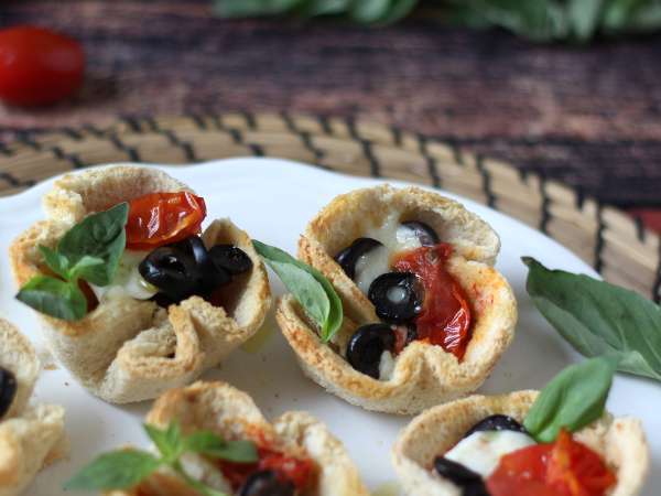 Kosze pieczywa z mozzarellą, pomidorkami koktajlowymi i czarnymi oliwkami - Przygotowanie krok 7