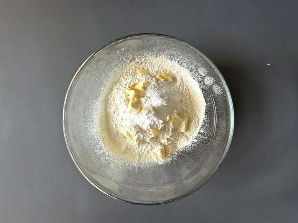 Strawberry shortcake, amerykańskie kruche ciasto truskawkowo-śmietankowe, które nigdy nie zawodzi - Przygotowanie krok 2