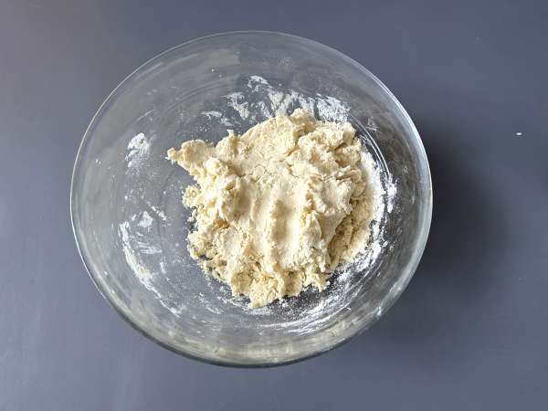 Strawberry shortcake, amerykańskie kruche ciasto truskawkowo-śmietankowe, które nigdy nie zawodzi - Przygotowanie krok 3