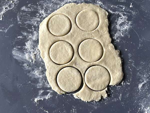 Strawberry shortcake, amerykańskie kruche ciasto truskawkowo-śmietankowe, które nigdy nie zawodzi - Przygotowanie krok 4