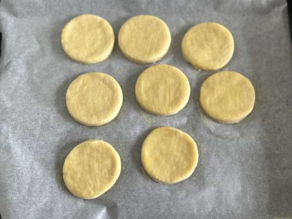 Strawberry shortcake, amerykańskie kruche ciasto truskawkowo-śmietankowe, które nigdy nie zawodzi - Przygotowanie krok 5