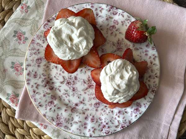 Strawberry shortcake, amerykańskie kruche ciasto truskawkowo-śmietankowe, które nigdy nie zawodzi - Przygotowanie krok 9
